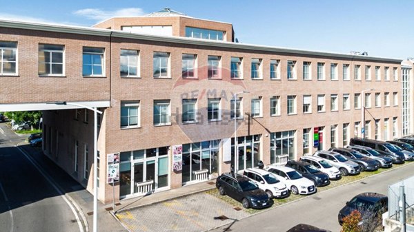 locale commerciale in vendita a Parma in zona Crocetta