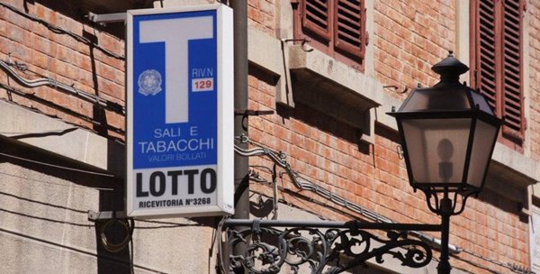 negozio in vendita a Parma in zona Centro Storico