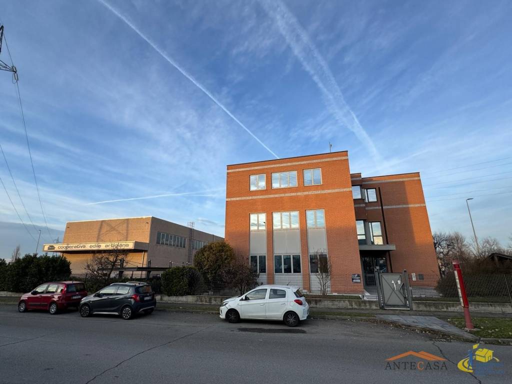 locale commerciale in vendita a Parma in zona San Lazzaro