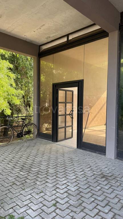 negozio in vendita a Parma in zona Montanara