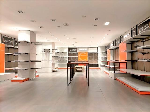 negozio in vendita a Parma in zona Centro Storico