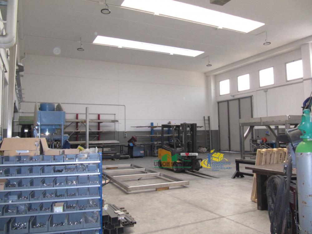 capannone in vendita a Parma in zona Centro Storico