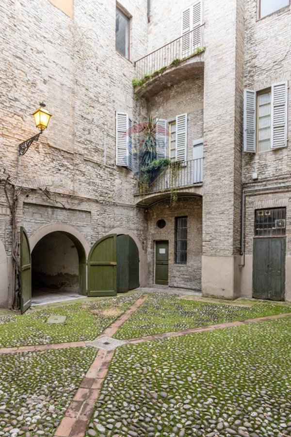 appartamento in vendita a Parma in zona Centro Storico