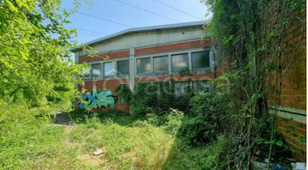 locale commerciale in vendita a Parma in zona Molinetto