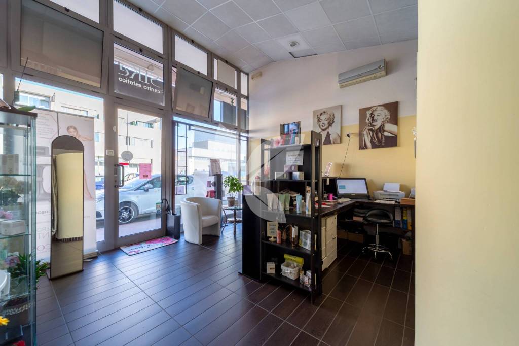 negozio in vendita a Parma in zona Pilastrello