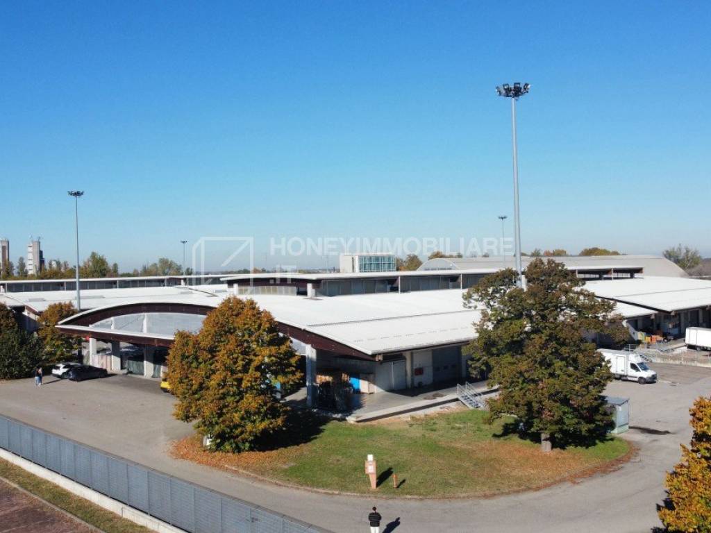 locale commerciale in vendita a Parma in zona Pablo