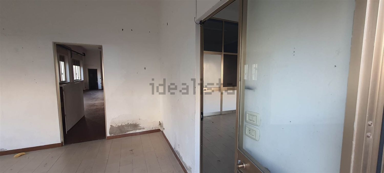 locale di sgombero in vendita a Parma in zona Crocetta
