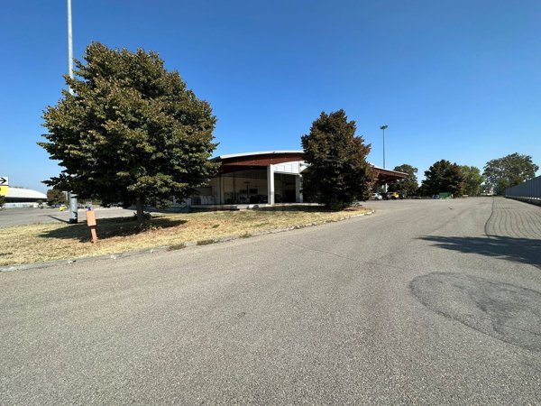 capannone in vendita a Parma in zona Cornocchio