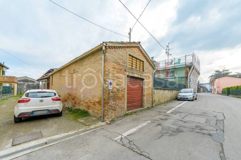 locale commerciale in vendita a Parma in zona Carignano