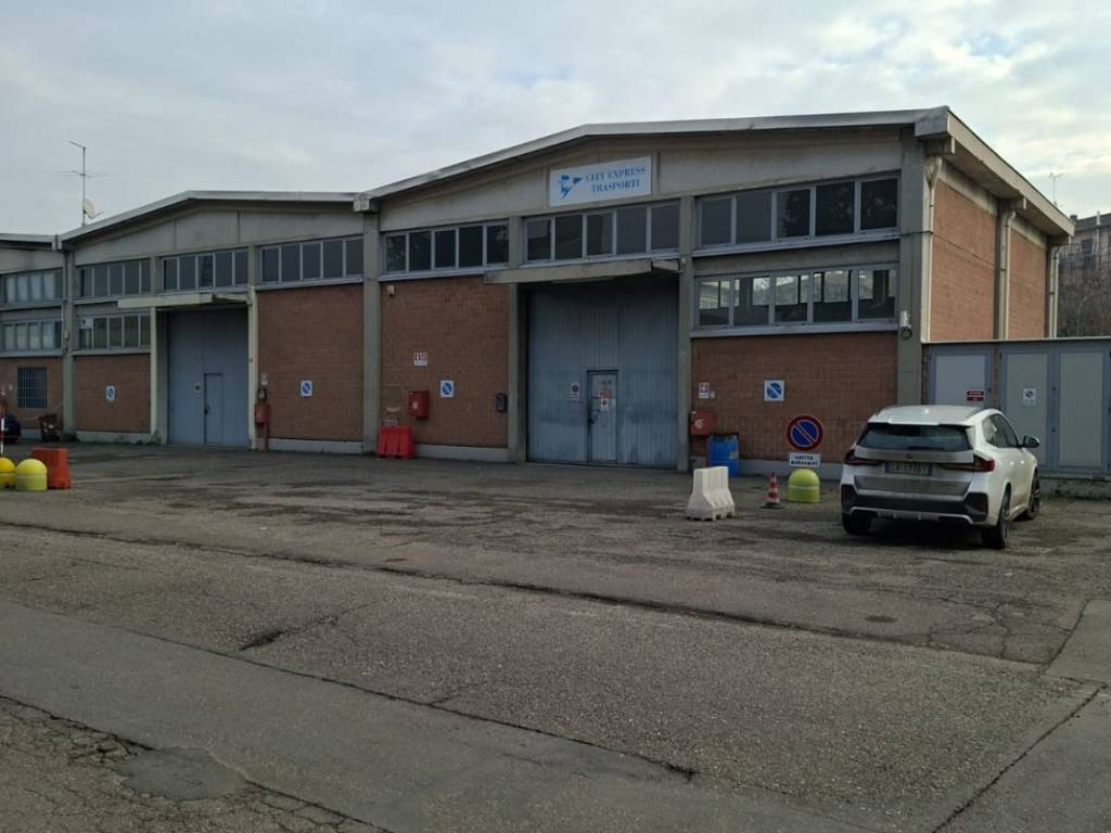 locale commerciale in vendita a Parma in zona Pablo
