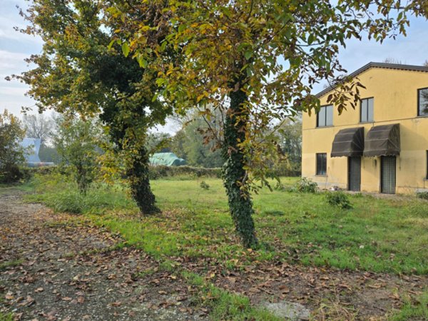 casa indipendente in vendita a Parma in zona Vicofertile