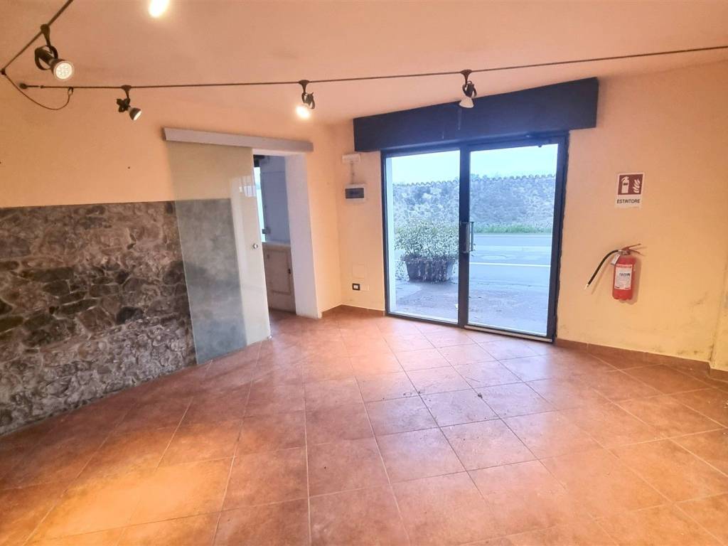 locale commerciale in vendita a Parma in zona Vigatto