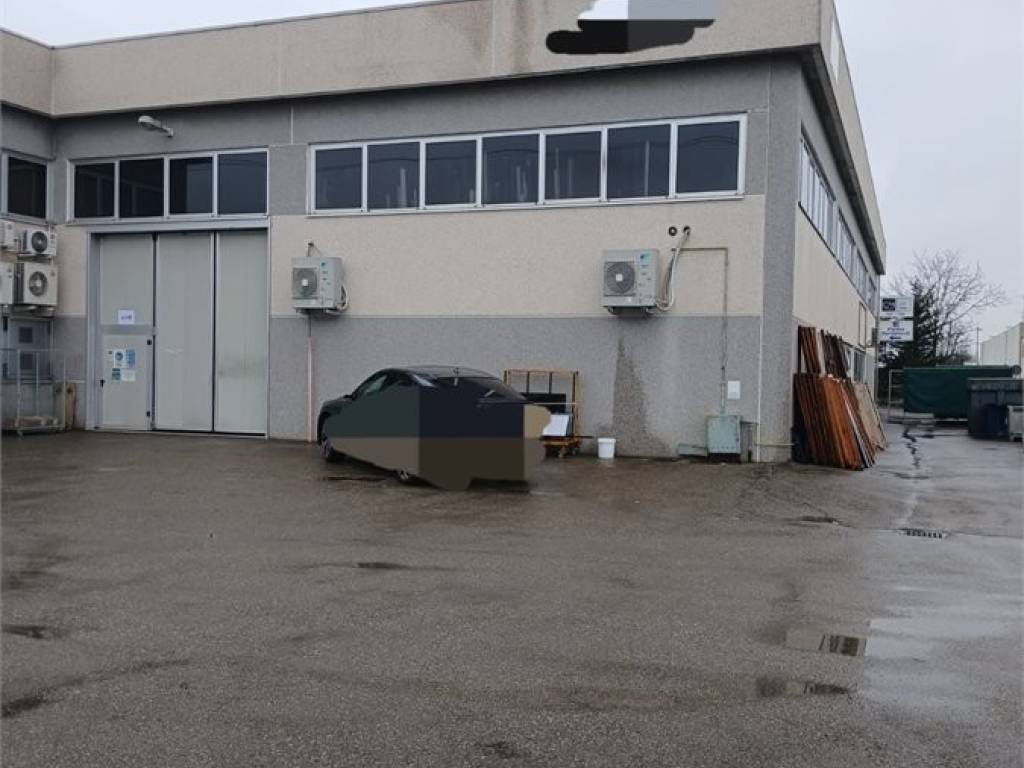 locale commerciale in vendita a Parma