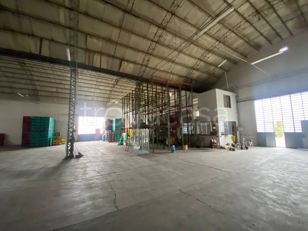 locale commerciale in vendita a Parma in zona Pablo