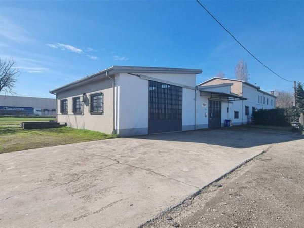 locale commerciale in vendita a Parma in zona San Martino / Paradigna