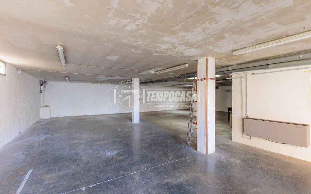 locale commerciale in vendita a Parma in zona Montanara