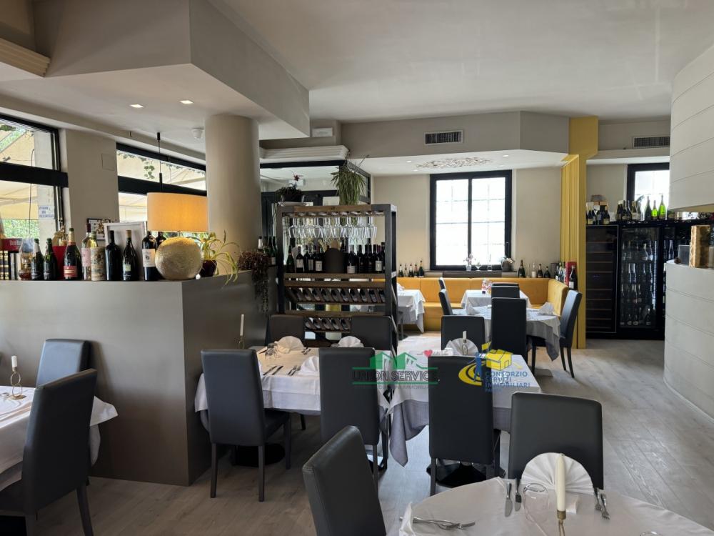 locale commerciale in vendita a Parma in zona Cittadella