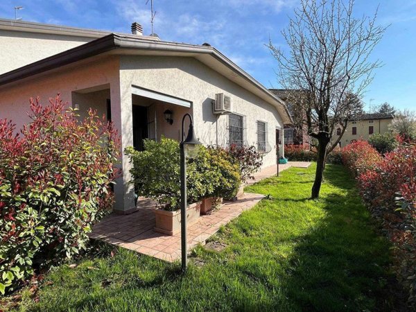 casa indipendente in vendita a Parma in zona Gaione