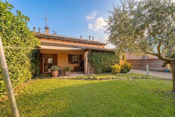 casa indipendente in vendita a Parma in zona Vicofertile