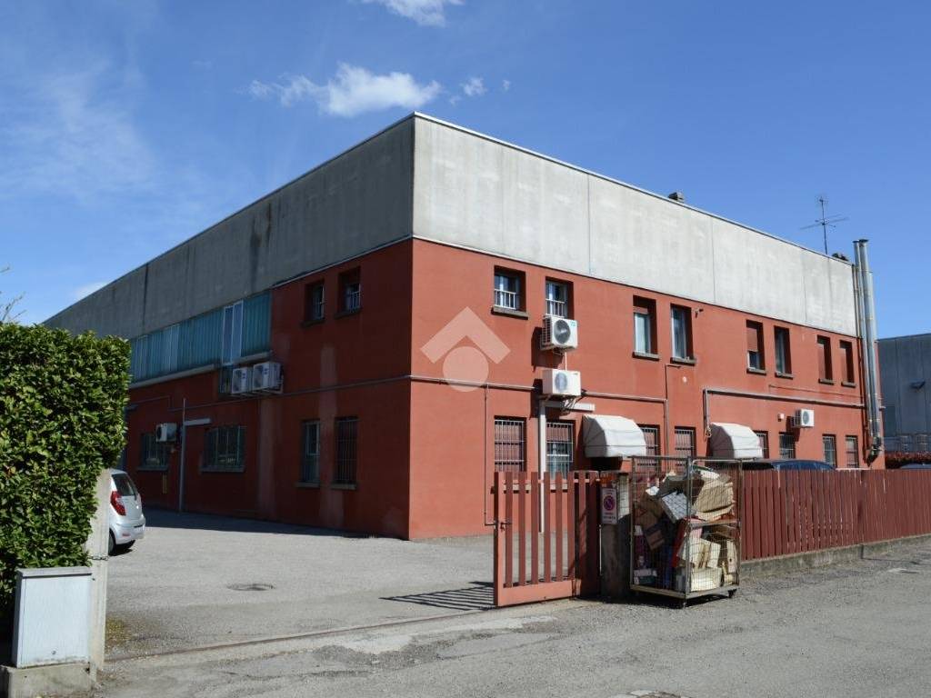 locale commerciale in vendita a Parma in zona San Martino / Paradigna