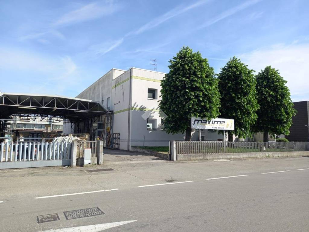 locale commerciale in vendita a Parma in zona San Martino / Paradigna