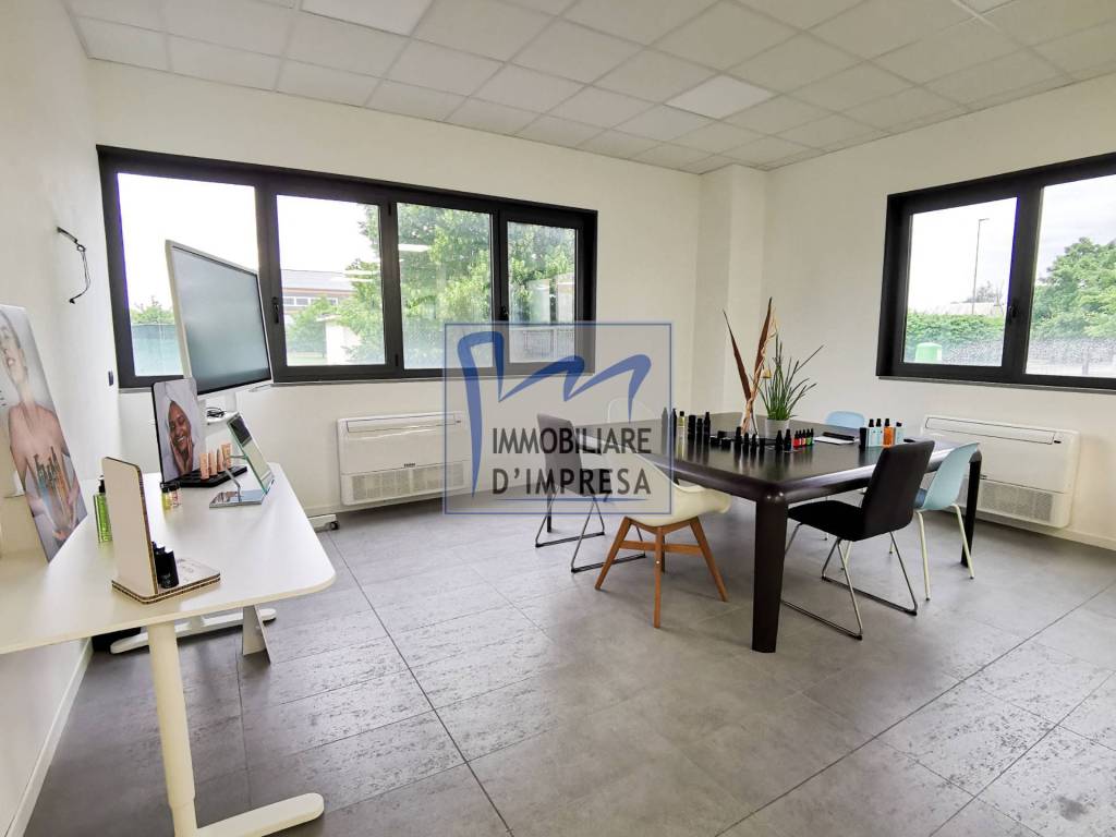 locale commerciale in vendita a Parma in zona San Lazzaro