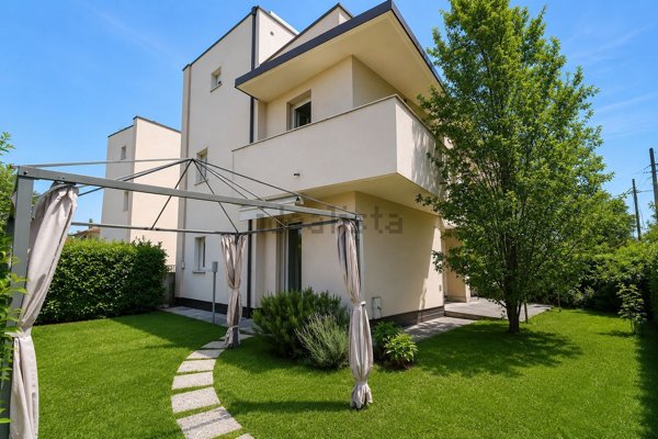 casa indipendente in vendita a Parma in zona Scarzara