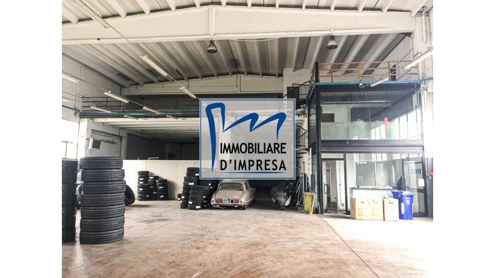 capannone in vendita a Parma in zona Crocetta