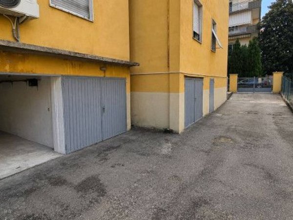 negozio in vendita a Parma in zona Montanara