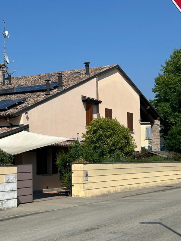 casa indipendente in vendita a Parma in zona Vicofertile