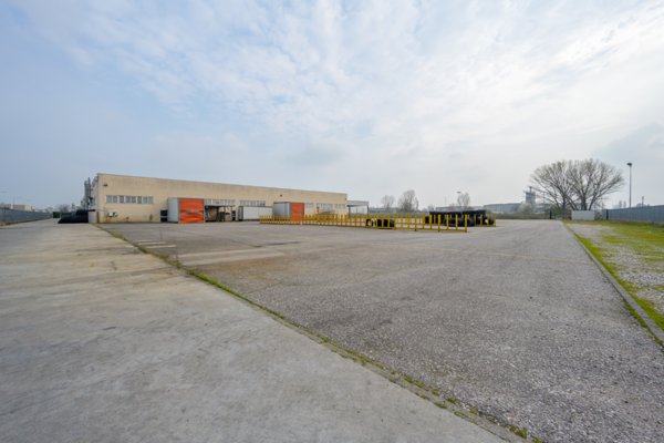 capannone in vendita a Parma in zona Centro Storico