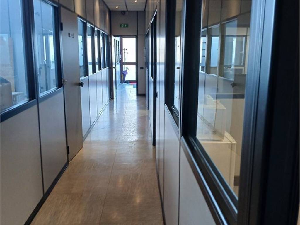 locale commerciale in vendita a Parma in zona Gaione
