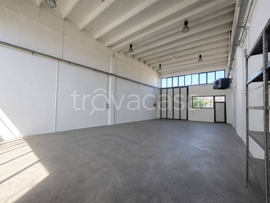 locale commerciale in vendita a Parma in zona Gaione