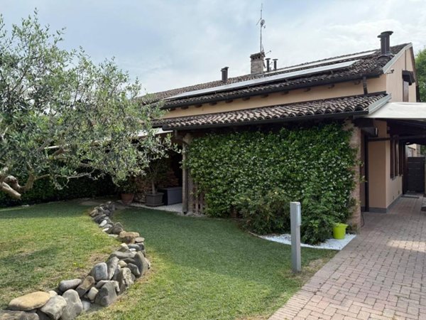 casa indipendente in vendita a Parma in zona Vicofertile