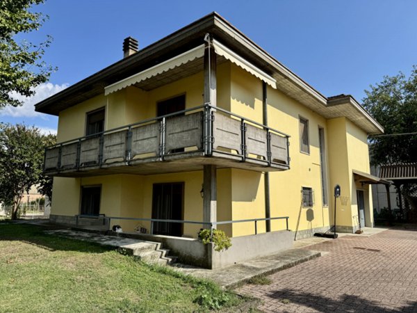 casa indipendente in vendita a Roccabianca in zona Fontanelle