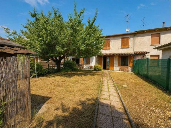 casa indipendente in vendita a Roccabianca in zona Ragazzola