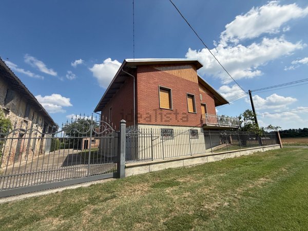 casa indipendente in vendita a Roccabianca in zona Fontanelle