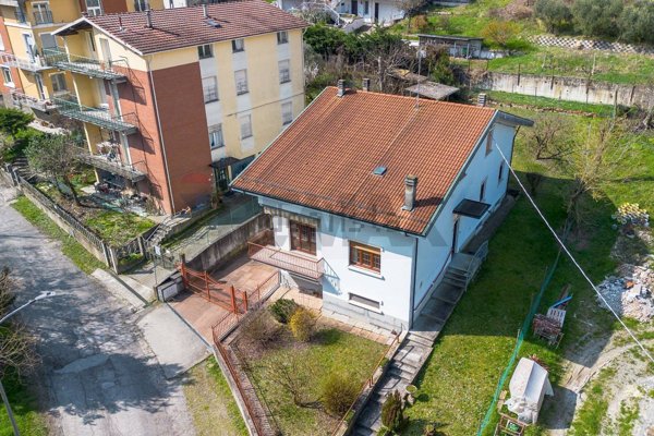 casa indipendente in vendita a Salsomaggiore Terme in zona Rossi