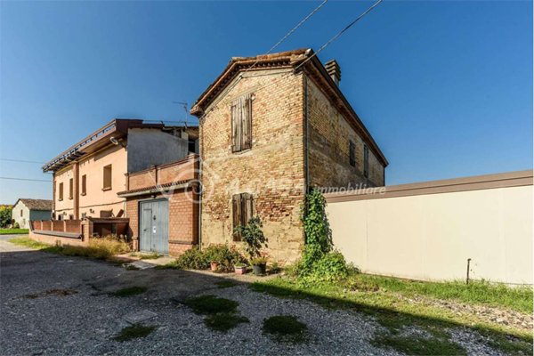 casa indipendente in vendita a Soragna in zona Carzeto