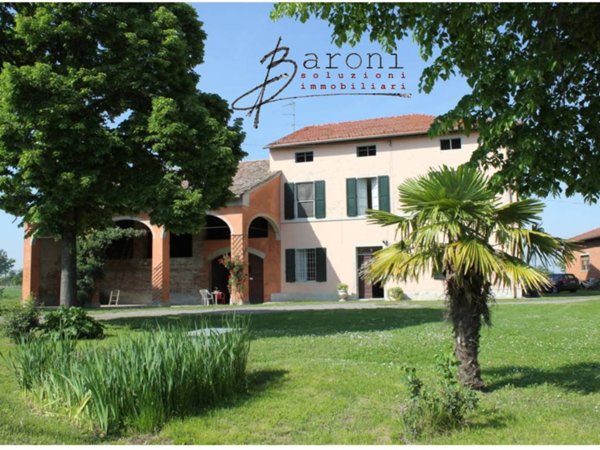 casa indipendente in vendita a Soragna in zona Castellina