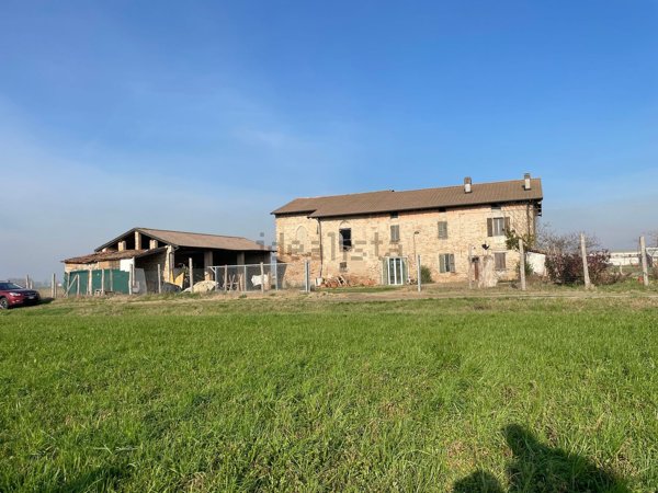 casa indipendente in vendita a Soragna in zona Castellina