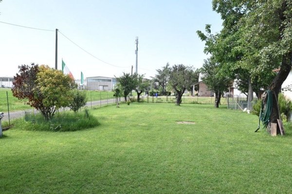 casa indipendente in vendita a Soragna