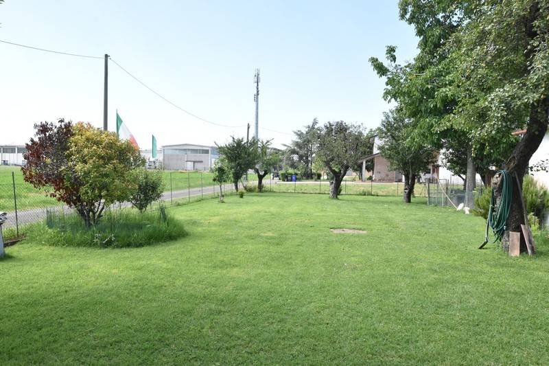 casa indipendente in vendita a Soragna