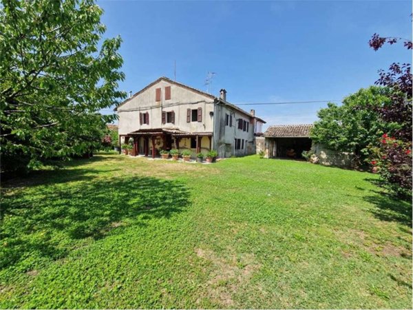 casa indipendente in vendita a Soragna in zona Castellina