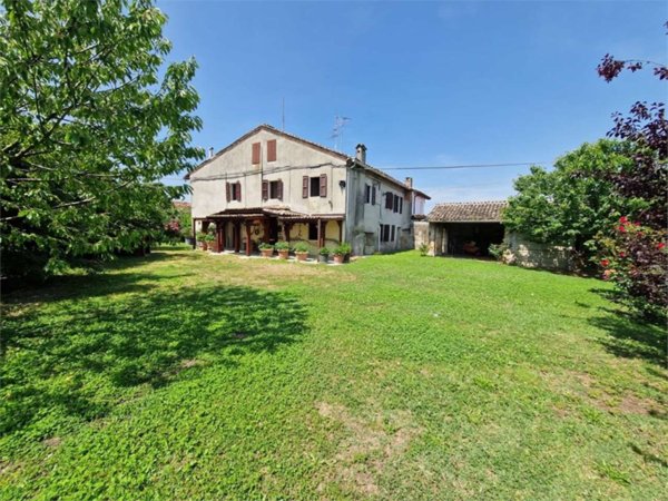 casa indipendente in vendita a Soragna in zona Castellina