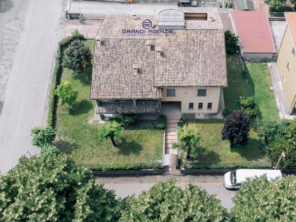 casa indipendente in vendita a Soragna