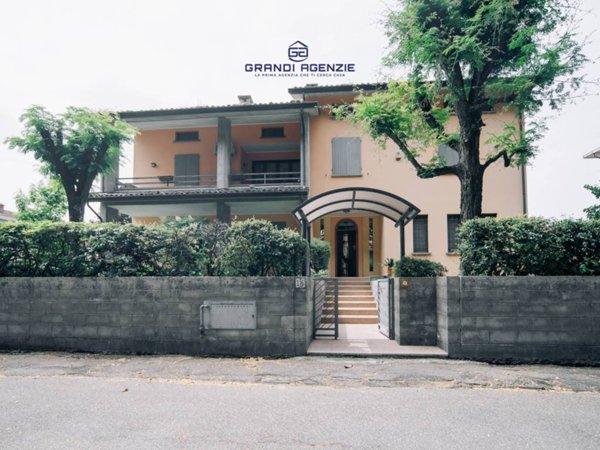 casa indipendente in vendita a Soragna