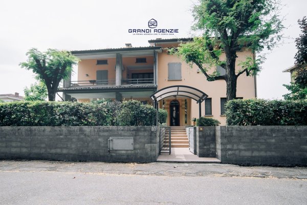 casa indipendente in vendita a Soragna