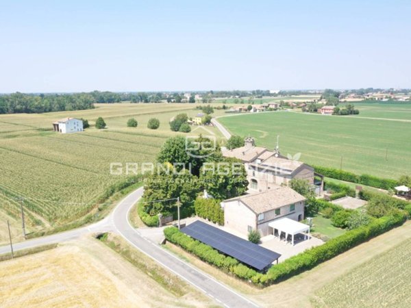 casa indipendente in vendita a Soragna