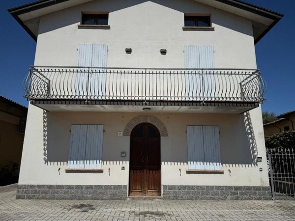 casa indipendente in vendita a Soragna in zona Carzeto